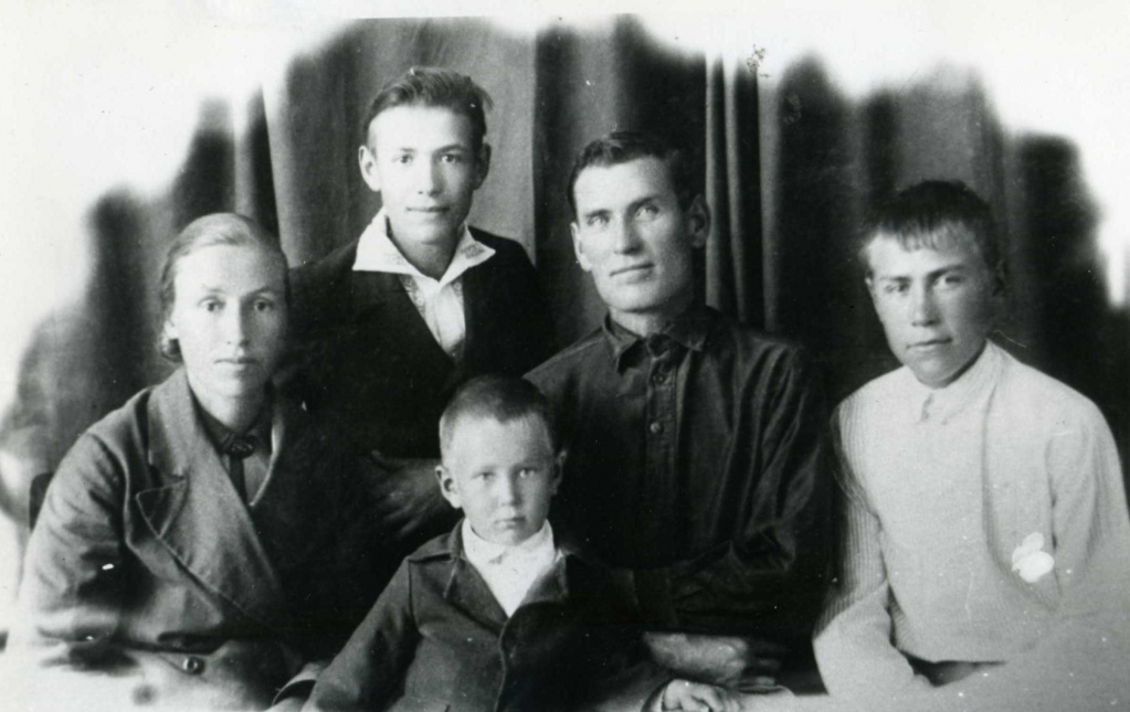 Коротков Афанасий Иванович с семьей МКУК МТК ЗСМД НВФ 303.jpg